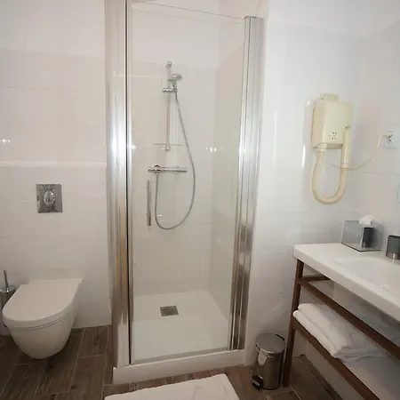 Les Trois Lys Hotell Condom